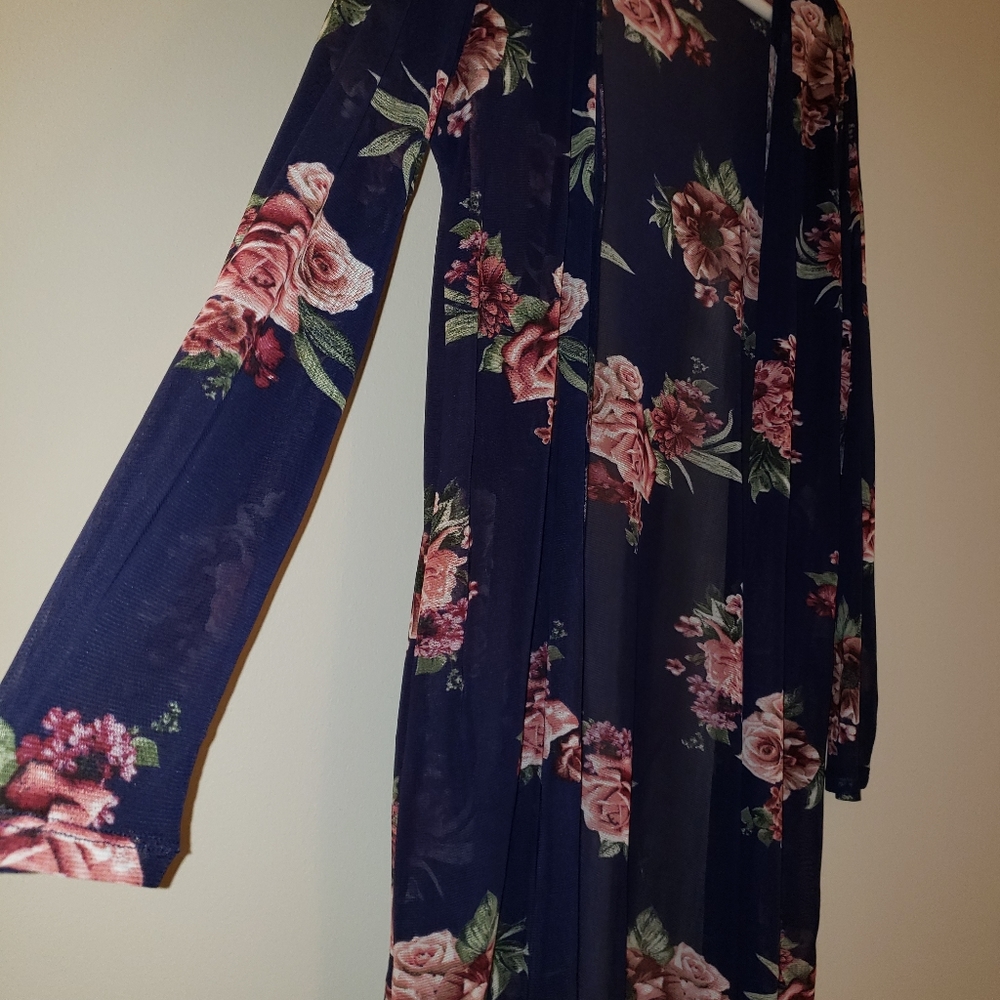 Long sleeve, very light cardigan style blouse. Floral, soft and stretchy. Size S